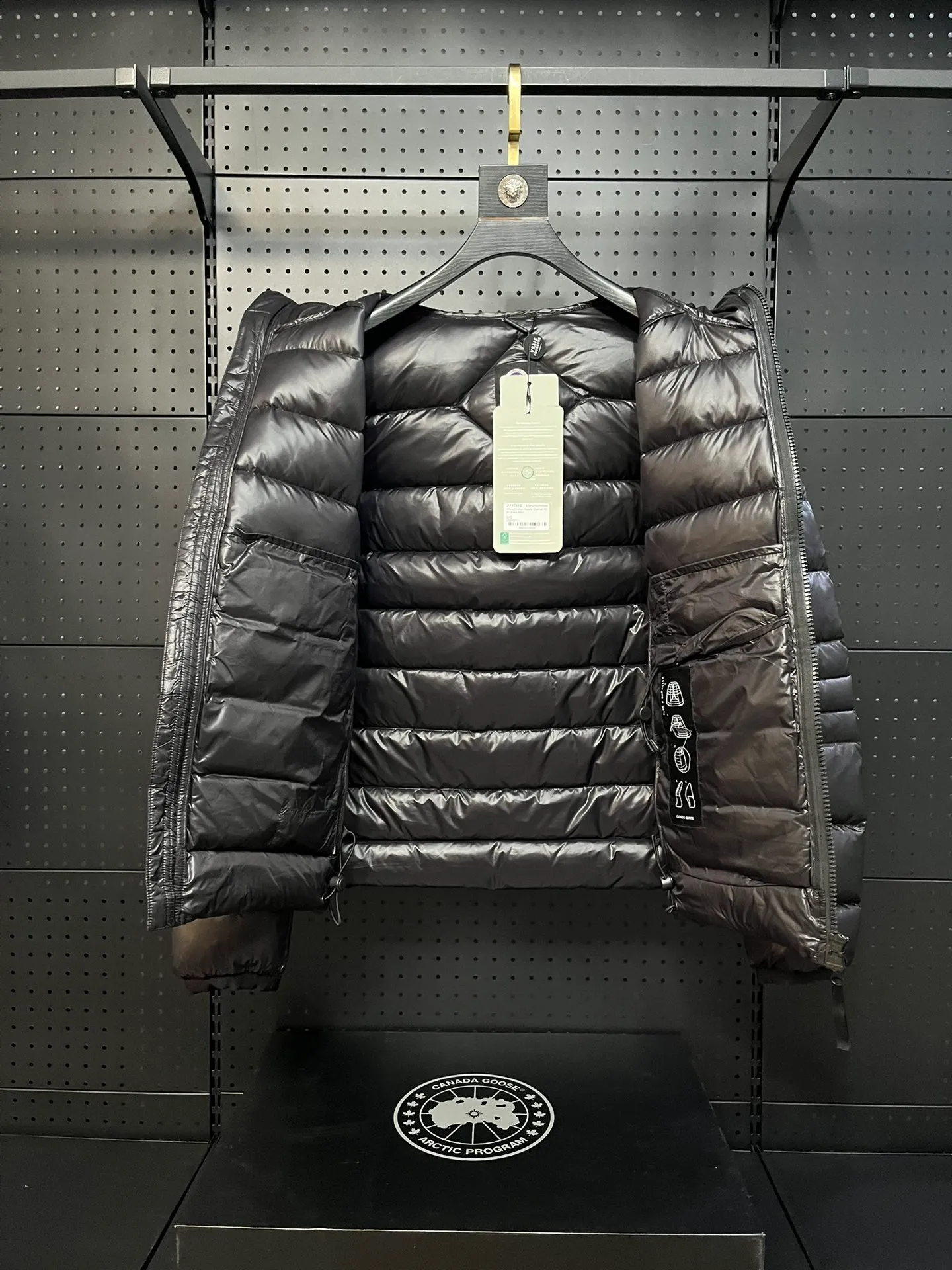 P860 Top 🔥purchase version 𝘾𝘼𝙉𝘼𝘿𝘼 𝙂𝙊𝙊𝙎𝙀/Canada Goose 2227 thin and light model. It’s super lightweight and doesn’t feel any weight on your upper body at all! Show more temperament‼  Canada Goose, a Canadian brand, has always been recognized as the warmest down jacket. Various Instagram celebrities, Internet celebrities, and celebrities often wear it for street photos. I make Canada Goose every year, but I still can’t get rid of my love for the goose. No matter how cold the winter is, there is no need to be afraid. Canada Goose is the legendary warmest down jacket and is known as a must-have for Arctic outdoor sports! The most popular down jacket in the world, celebrities are rushing to buy it, it is a must-have! Size: S-2XL Color: silver gray (red label) silver gray (black label), black (red label), black (black label), dark blue